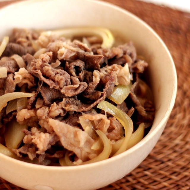 煮込み時間５分 麺つゆde簡単過ぎる牛丼 レシピ 作り方 By りょーーーこ クックパッド 簡単おいしいみんなのレシピが377万品