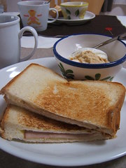 フライパンで作るハムチーズのホットサンドの写真