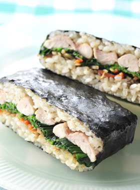 チキンライスときんぴらごぼうのおにぎらず