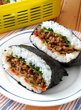 肉みそキャベツおにぎらず