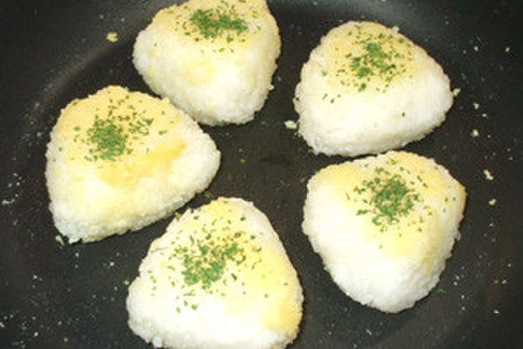 焼きおにぎり 簡単 残りご飯 粉チーズ レシピ 作り方 By 漢方薬のタカキ大林店 クックパッド 簡単おいしいみんなのレシピが359万品