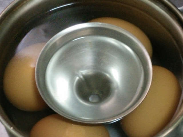 ゆで 卵 割れ た