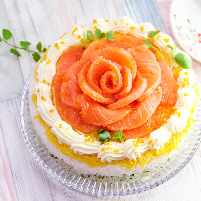 雛祭り サーモンのお花でケーキ寿司 レシピ 作り方 By あぽももこ クックパッド 簡単おいしいみんなのレシピが350万品