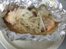 シャキシャキもやしと鮭のホイル焼き