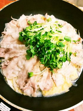 簡単!豚バラともやしDEフライパン蒸し♪