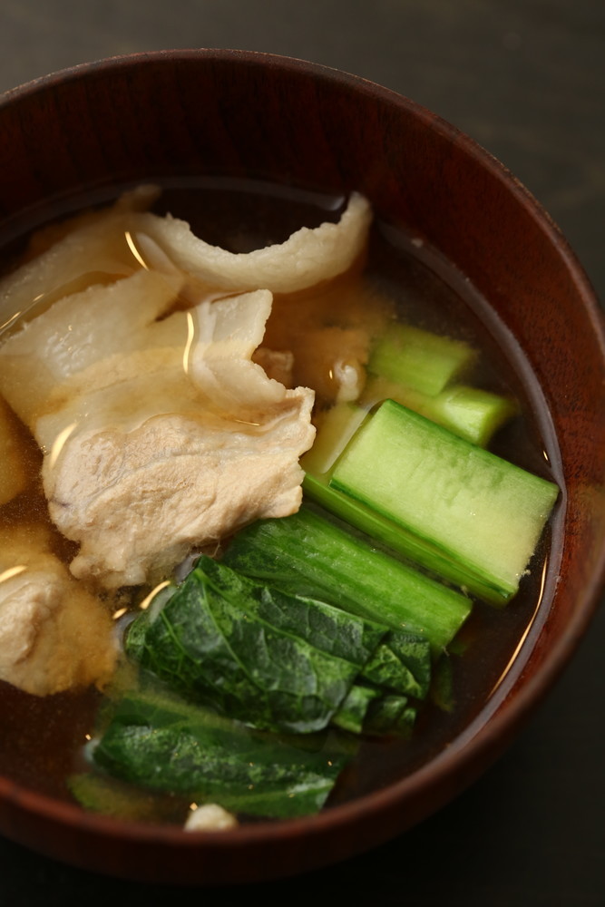 天然だしパックで作る小松菜と豚肉の味噌汁の画像