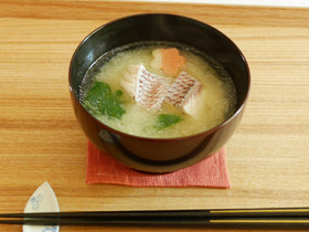 鯛と三つ葉の味噌汁