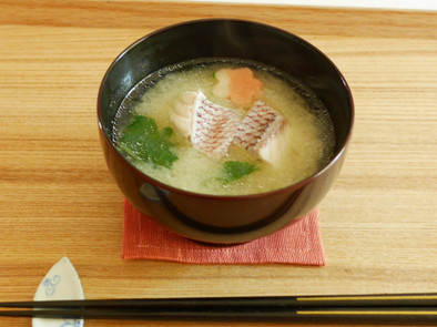 鯛と三つ葉の味噌汁の写真