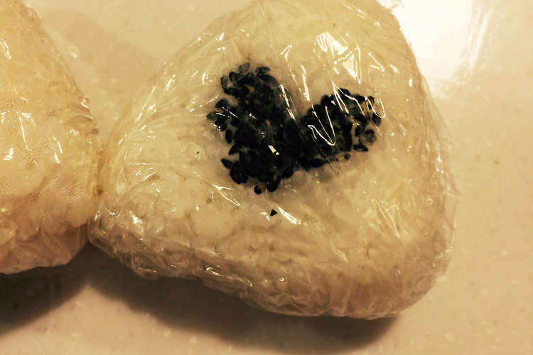 忙しい朝に簡単可愛いおにぎり黒ごまアート レシピ 作り方 By 000mie クックパッド 簡単おいしいみんなのレシピが375万品