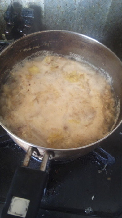 白菜と卵の味噌汁の写真
