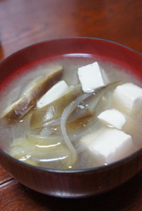 玉ねぎ・豆腐・なすの味噌汁