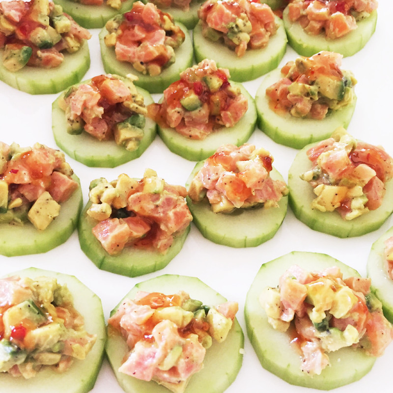 ポーチドサーモンとキュウリのライタ添え レシピ