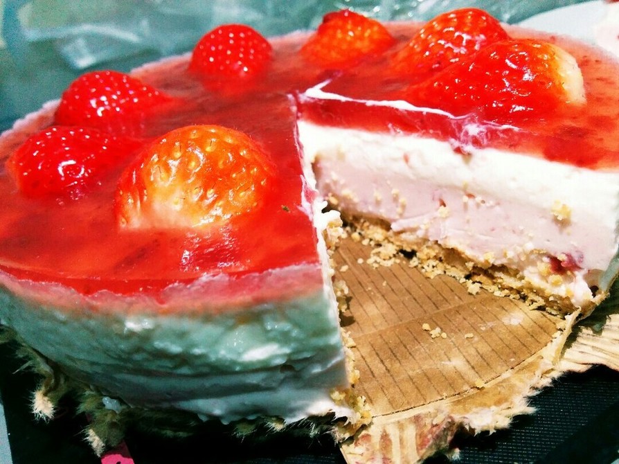 いちごのレアチーズケーキの画像