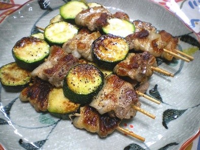 豚バラ肉とズッキーニの串焼きの写真