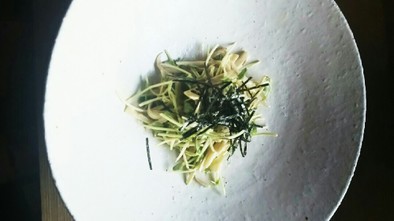 ごぼうと豆苗の胡麻ドレッシング和えサラダの写真