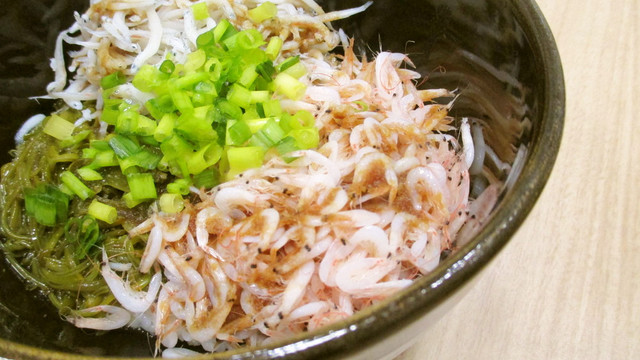 釜揚オキアミ 桜海老 しらす めかぶ丼 レシピ 作り方 By Jaye クックパッド 簡単おいしいみんなのレシピが361万品