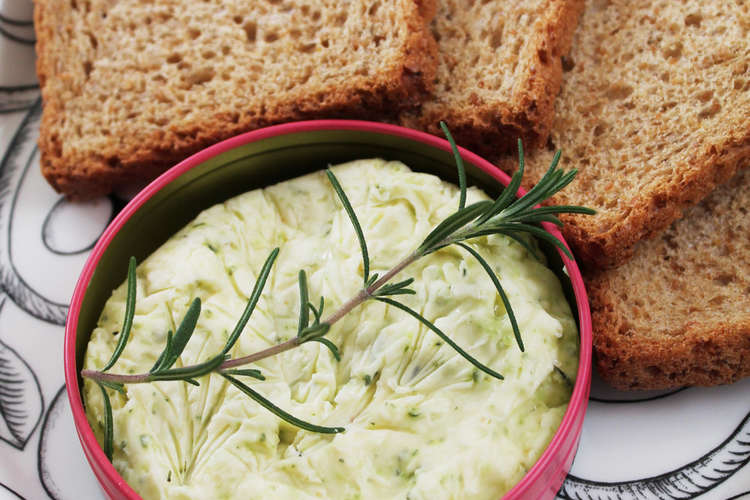 ローズマリーガーリックバター レシピ 作り方 By プラッツフラワー クックパッド 簡単おいしいみんなのレシピが375万品