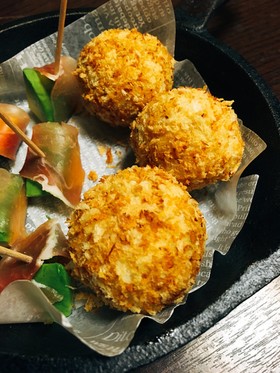 アボカドと生ハムの焼きコロッケ