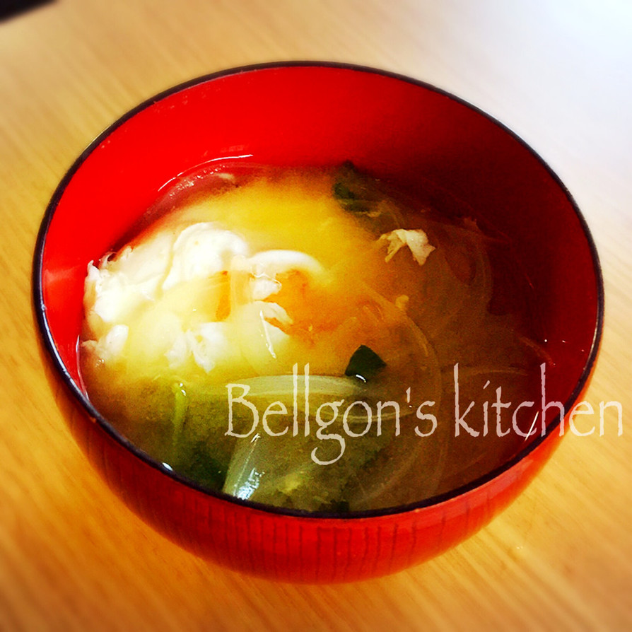玉ねぎと小松菜と卵の味噌汁の画像
