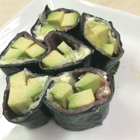 海苔と生ハムのアボカドロール