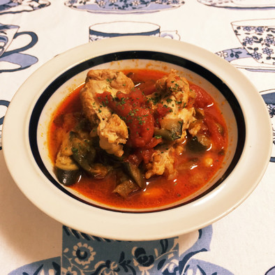 鶏手羽と茄子のトマトスープの写真