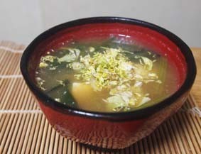 お味噌汁：ふきのとう・ほうれん草・豆腐の画像