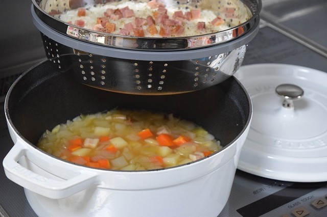 ストウブで2段調理～スープで蒸すおこわ～の画像