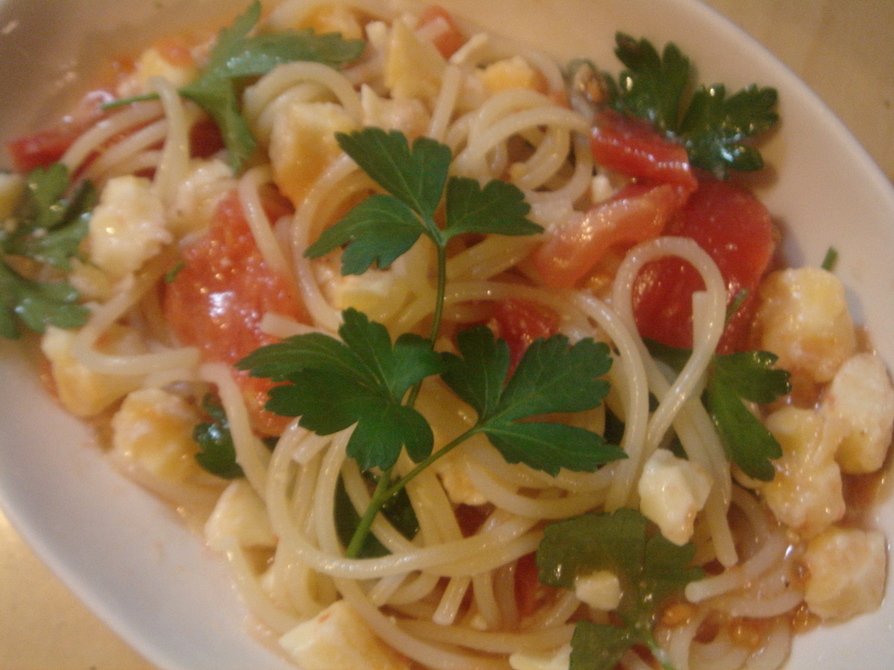 イタリアンパセリとトマトとチーズのパスタの画像