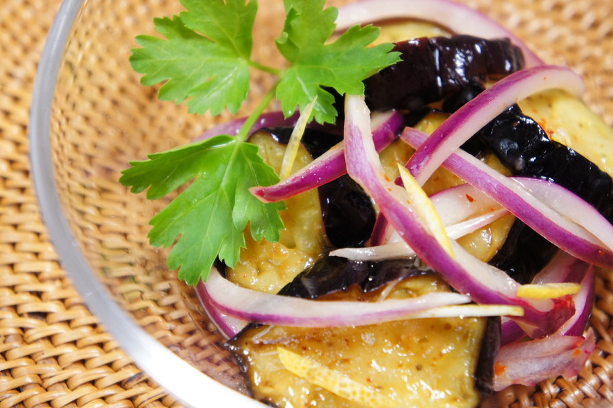 紫玉ねぎと揚げなすのエスニック風サラダの画像