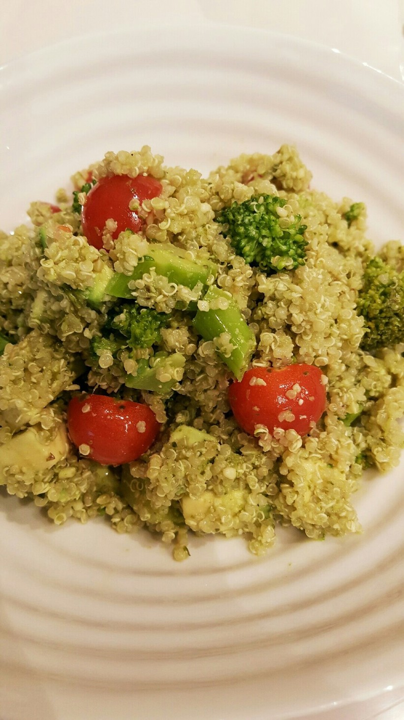 ファーマーズマーケットレストランのケールとキヌアのサラダのレシピ