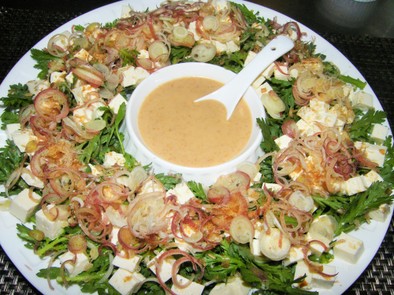 春菊、豆腐、茗荷、鰹・胡麻ドレ・和サラダの写真