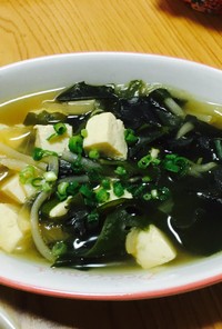 玉ねぎと豆腐のワカメスープ
