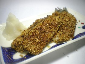 イワシと鶏むね肉のごまプレス焼き