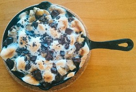 スキレットでロッキーロードクッキーケーキ