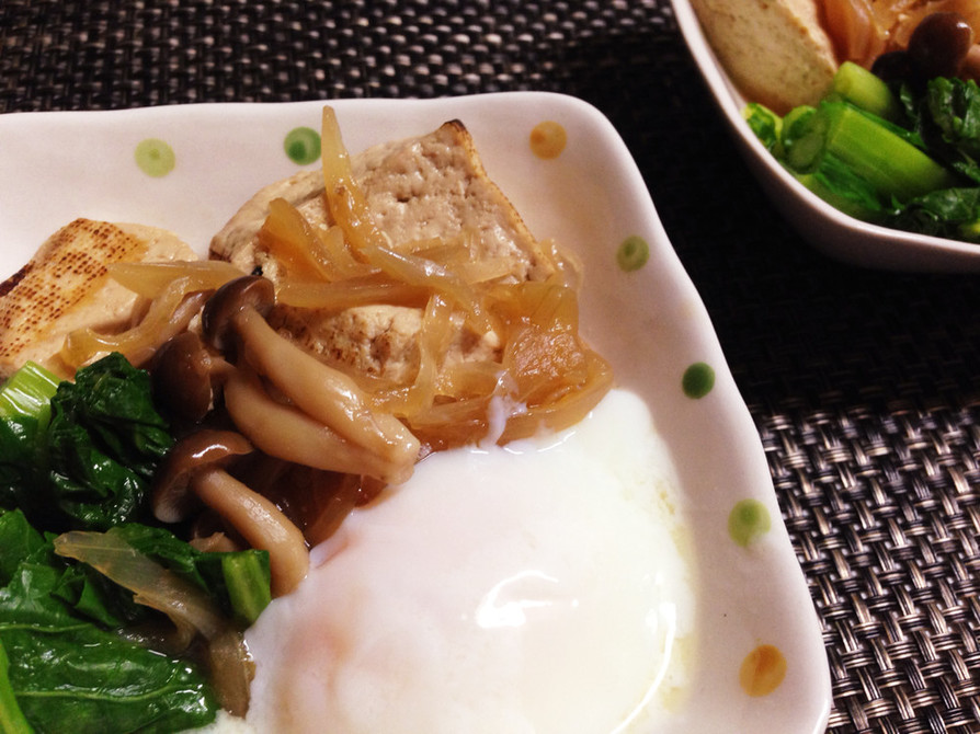 焼き豆腐と冬菜の煮びたし:温玉入りの画像