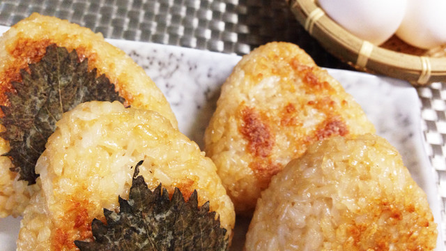 カリッふわっ焼きおにぎり 大葉の塩漬けも レシピ 作り方 By やちゅぴちゅ クックパッド 簡単おいしいみんなのレシピが350万品