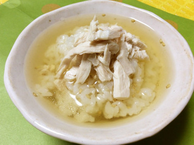 茹で鶏のスープで鶏だし茶漬けの写真