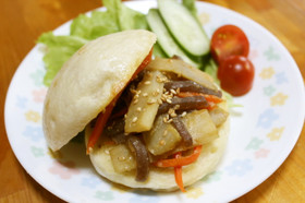 焼きまんじゅうバンズの蒟蒻きんぴらのせ