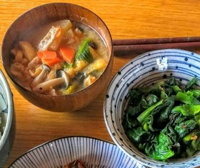 【具沢山】しめじと小松菜のお味噌汁
