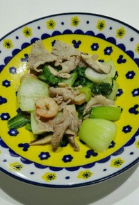 青梗菜とニンニク、豚コマ、椎茸、エビ炒め