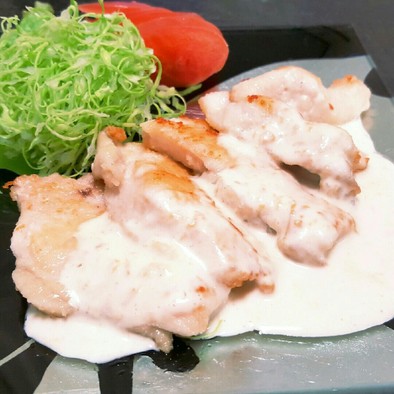 鶏胸肉の梅干し生クリームソースの写真