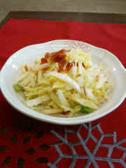 白菜とりんごと干し柿のサラダの写真