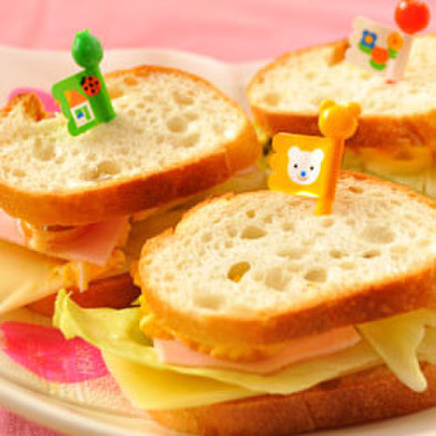 蒸し豆とたまごのサンドイッチの写真