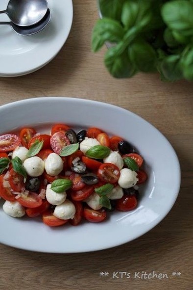 トマトとモッツアレラ、オリーブのサラダの写真