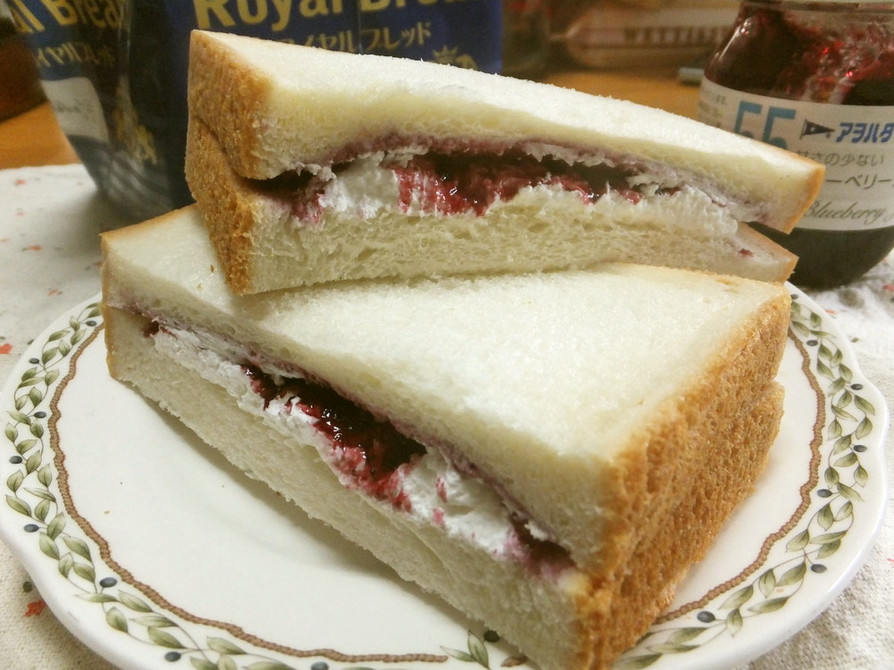 ブルーベリージャムのデザートサンドイッチの画像