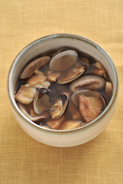 アサリと椎茸のほうじ茶スープの写真