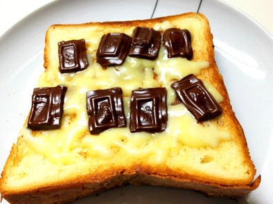お手軽朝食☆チーズチョコトーストの写真