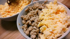鶏そぼろ&しっとりフワフワ卵の二色丼