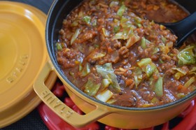 ストウブで春キャベツの無水ドライカレー