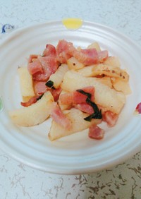長芋とベーコンのコンソメ炒め　大葉風味